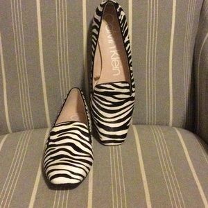 Zebra print flat. Short hair with leather upper.